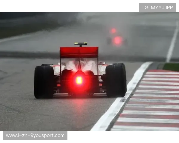 F1雨战混乱，五车连撞赛道封锁