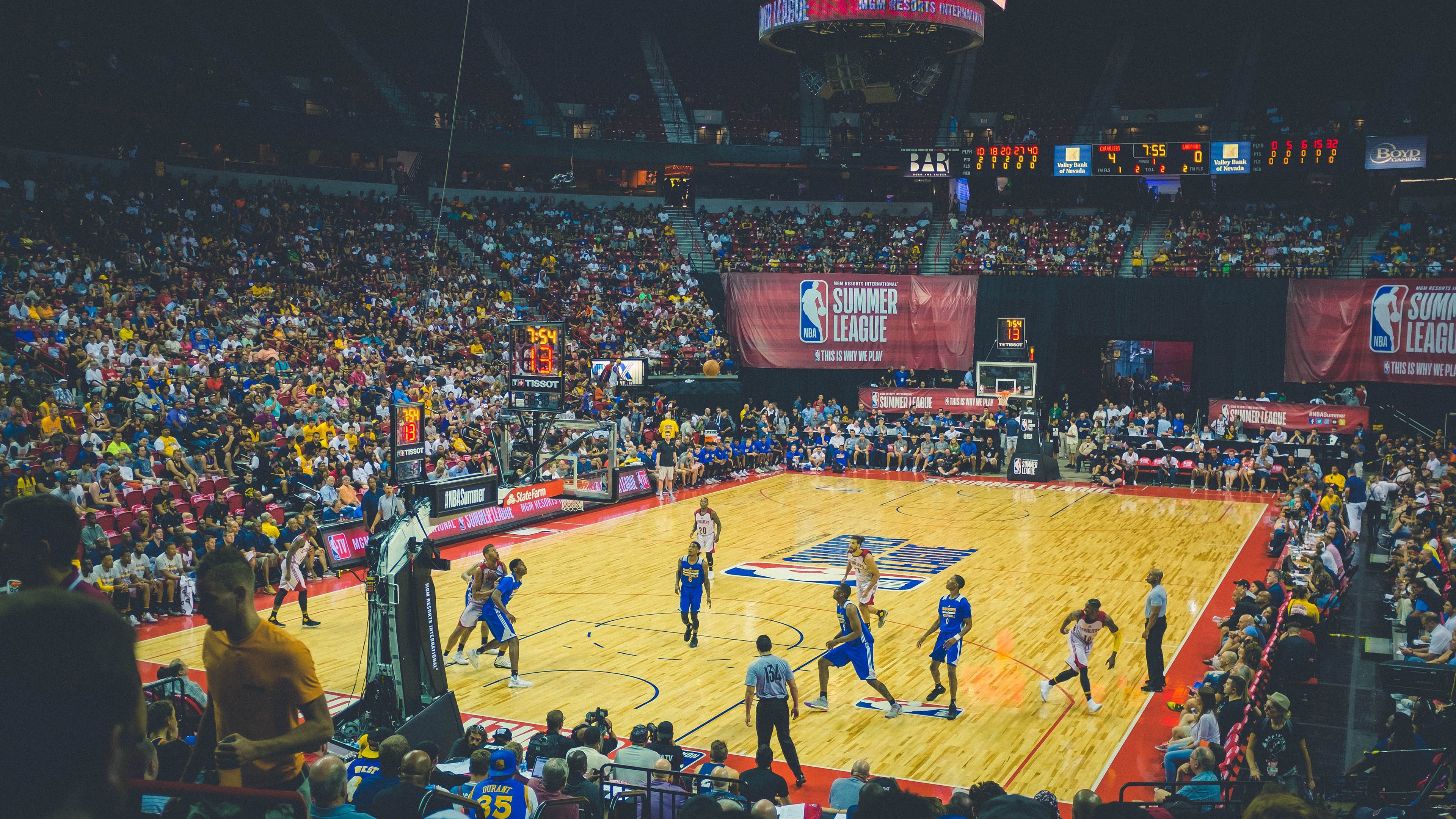 热刺锋线频繁换位造成混乱局面，热刺巅峰阵容